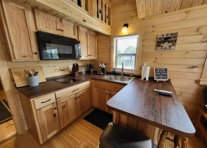 Picturesque Family Cabin With Loft In Tennessee